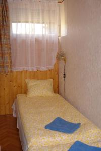 um pequeno quarto com uma cama e uma janela em Mecsek üdülő ingyenes klímával 300 m-re a fürdőtől em Harkány