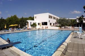 A piscina localizada em Hotel Ca Marí ou nos arredores