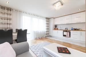 una sala de estar con un sofá y una mesa en Apartament Exclusive Centrum, en Białystok
