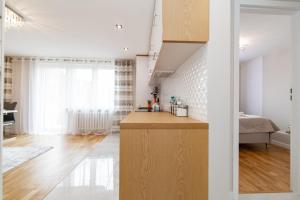 cocina con encimera y habitación con cama en Apartament Exclusive Centrum, en Białystok 17 fotos más