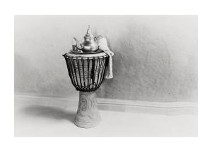 Khamlia Desert Bed & Breakfast في Khamliya: صورة بالأبيض والأسود لفانوس مع غلاية شاي