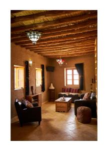 Ruang duduk di Khamlia Desert Bed & Breakfast