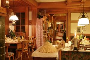 a restaurant with a table and chairs and a dining room at Hotel Grüne Tanne Mandelholz in Elend