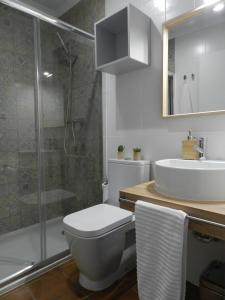 Santo AmadorにあるCasas do Ardilaのバスルーム(トイレ、洗面台、シャワー付)
