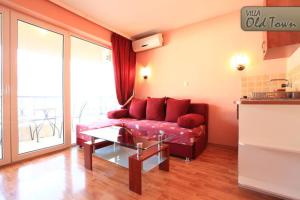 ein Wohnzimmer mit einem roten Sofa und einem Tisch in der Unterkunft Villa Old Town in Ohrid