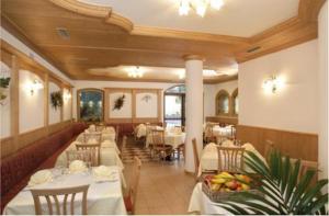 A restaurant or other place to eat at Hotel Fior Di Bosco