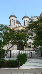 - un bâtiment avec deux tours et des escaliers devant dans l'établissement Apartament Rema, à Constanţa