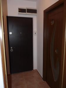 コンスタンツァにあるApartament Remaの黒いドアが備わる客室です。