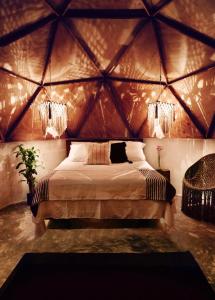 ホルボックス島にあるFrequencyの木製の部屋に大型ベッドが備わるベッドルーム1室が備わります。