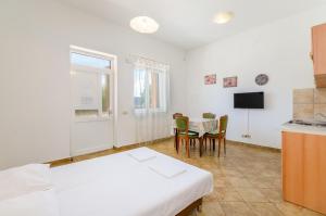 a room with a kitchen and a table and chairs at One-Bedroom Apartment Crikvenica near Sea 3 in Crikvenica