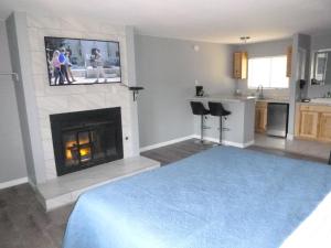 ein Wohnzimmer mit einem Kamin und einem TV in der Unterkunft Sierra Inn in Prescott