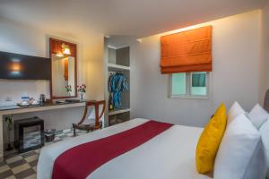 Una cama o camas en una habitación de V Hotel Phnom Penh