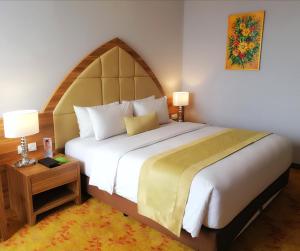 Tempat tidur dalam kamar di Grand Serela Yogyakarta by KAGUM Hotels