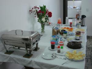 a table with a grill and some food on it at Casa Schneider in Gravatá