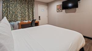 TV a/nebo společenská místnost v ubytování Motel 6 Ridgecrest, CA China Lake