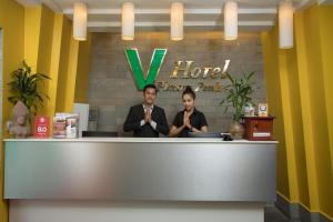 dwoje osób siedzących przy ladzie w hotelowym holu w obiekcie V Hotel Phnom Penh w mieście Phnom Penh