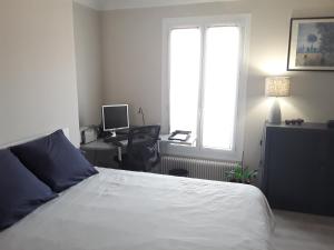 - une chambre avec un lit et un bureau avec un ordinateur dans l'établissement Apartment with Car Park - Bastille Neighborhood, à Paris