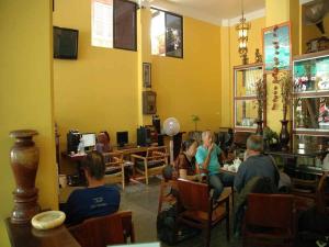 eine Gruppe von Personen, die in einem Restaurant an Tischen sitzen in der Unterkunft Star Wood Inn in Phnom Penh
