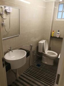 uma casa de banho com um WC e um lavatório em The Haven Retreat B7-2-1 ( Silverpark) em Bukit Fraser