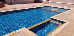 Bazén v ubytování S-Tawan Hotel & Convention nebo v jeho okolí