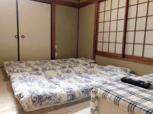 1 dormitorio con 2 camas y 2 ventanas en Takeuchi Goya en Chiba
