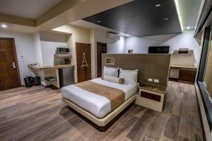 Rúm í herbergi á HOTEL EIFFEL +9 myndir