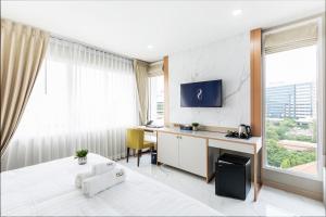 TV a/nebo společenská místnost v ubytování The 8 Hotel Udonthani