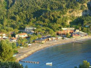 una piccola cittadina sulla riva di un corpo d'acqua di Hotel La Feluca a Portoferraio