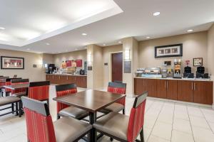 Un restaurant sau alt loc unde se poate mânca la Comfort Suites Cincinnati Airport