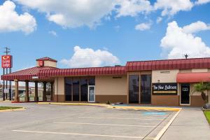 un estacionamiento vacío frente a una tienda en Econo Lodge Kingsville, en Kingsville