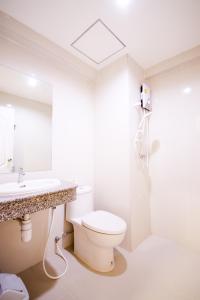 La salle de bains est pourvue de toilettes et d'un lavabo. dans l'établissement White House Bizotel, à Bangkok