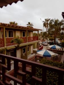 vistas a un edificio con sombrillas y aparcamiento en HOTEL AZTECA INN, en Ensenada