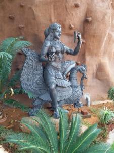 uma estátua de uma mulher sentada num dragão em Mount Retreat Resorts - Madurai em Madurai