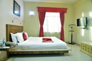 Una cama o camas en una habitación de The Senator Hotel