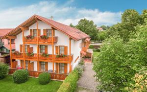 ein großes Haus mit Balkonen und Blumen darauf in der Unterkunft Geisbergerhof in Bad Birnbach
