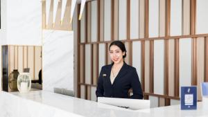 Členové personálu v ubytování The 8 Hotel Udonthani