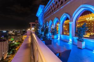 un balcón de un edificio con luces azules en Meyra Palace, en Ankara