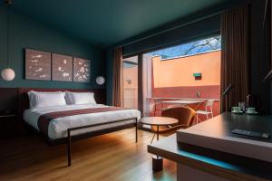 Hotel Zeg في تبليسي: غرفة فندقية بسرير وطاولة ونافذة