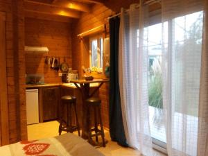 Habitación con cocina con mesa y ventana. en Les Hauts du Clos 645 le Rayol, en Correns