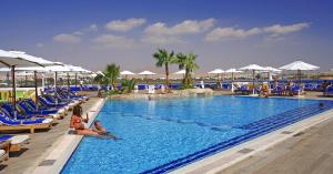 Piscina de la sau aproape de Lido Sharm Hotel Naama Bay