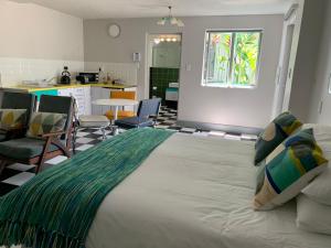 Un pat sau paturi într-o cameră la HP Twelve Accommodation