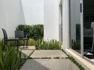 un patio con sedia e piante accanto a un edificio di HP Twelve Accommodation a Nelspruit