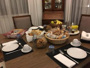 einen Tisch mit Teller und Schüsseln mit Essen drauf in der Unterkunft Villa Camilla in Monza