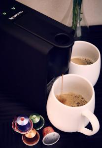Una cafetera está haciendo una taza de café en Frequency en Holbox Island
