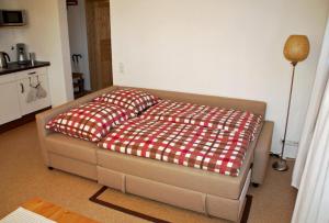 博斯特朗的住宿－Ferienwohnung Gipfelstürmer，客厅里配有一张带两个枕头的沙发