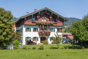 una casa grande en medio de un campo en Leindlhof, en Kössen