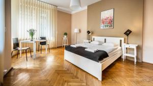 Posteľ alebo postele v izbe v ubytovaní Sereno Apartments