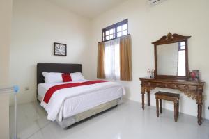 Tempat tidur dalam kamar di RedDoorz Syariah near Gelora Delta Sidoarjo