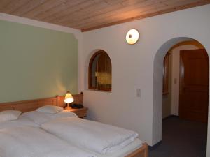 ein Schlafzimmer mit 2 Betten und einer Lampe an der Wand in der Unterkunft Adlerhof in Leutasch