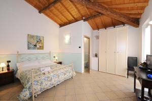 A bed or beds in a room at Agriturismo Terra E Sole Még 37 kép